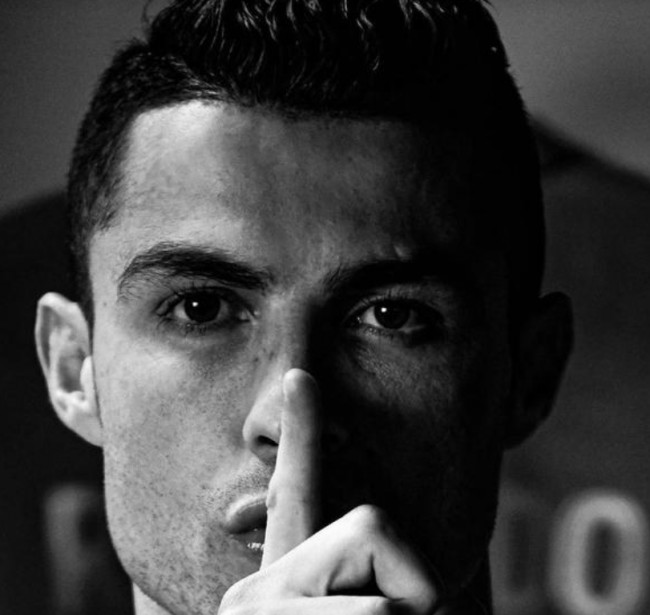 足球国足球迷自发制作横幅，为球队打气