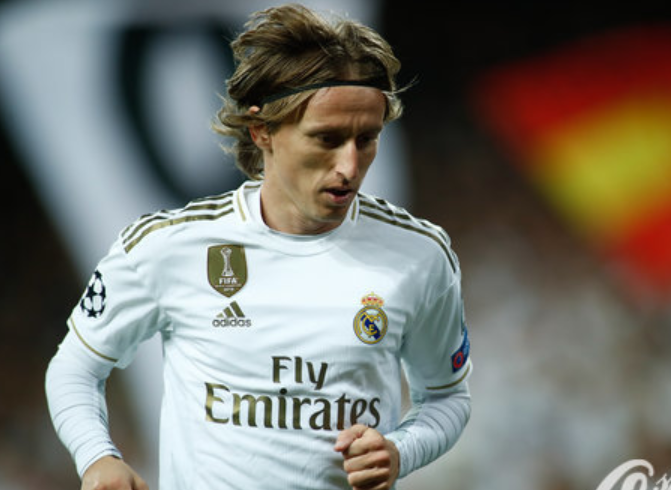 半场战报：尤文2-1卡利亚里，伊尔迪兹双响，弗拉霍维奇伤退